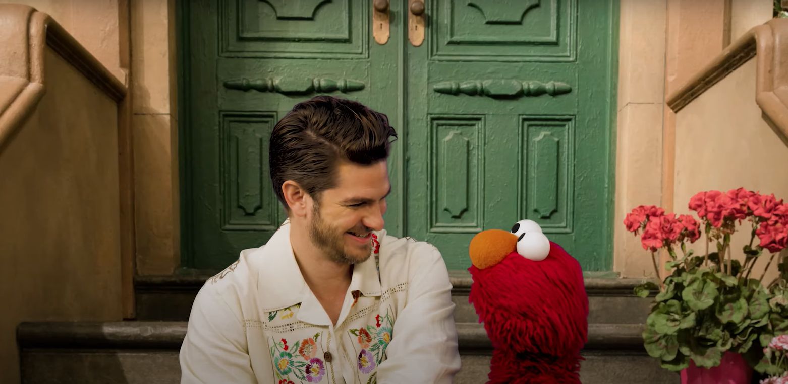 Andrew Garfield e il suo toccante scambio con Elmo di Sesame Street: emozione e vulnerabilità in scena