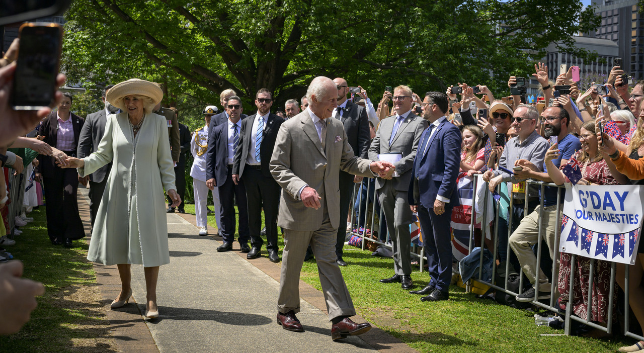 Visita storica di re Carlo III e della regina Camilla in Australia: accoglienza calorosa e significato simbolico