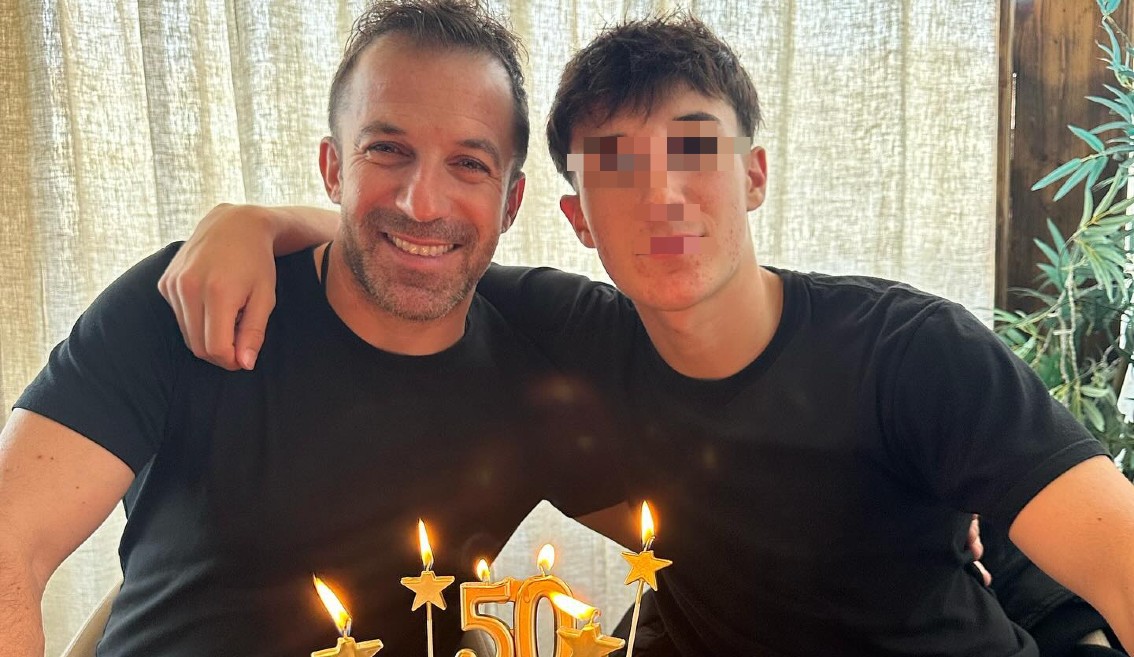 Alessandro Del Piero compie 50 anni: la leggenda del calcio italiano festeggiata dal figlio