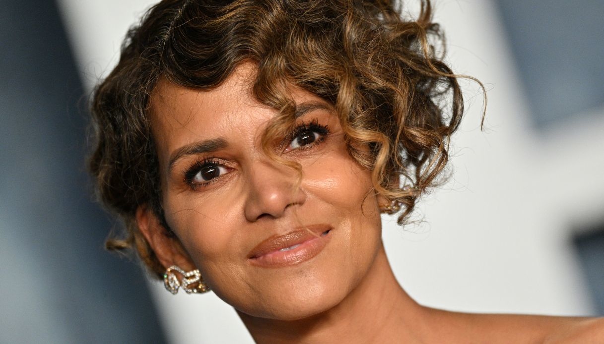 Halle Berry ripropone l’abito iconico di Elie Saab a distanza di 22 anni dalla vittoria agli Oscar