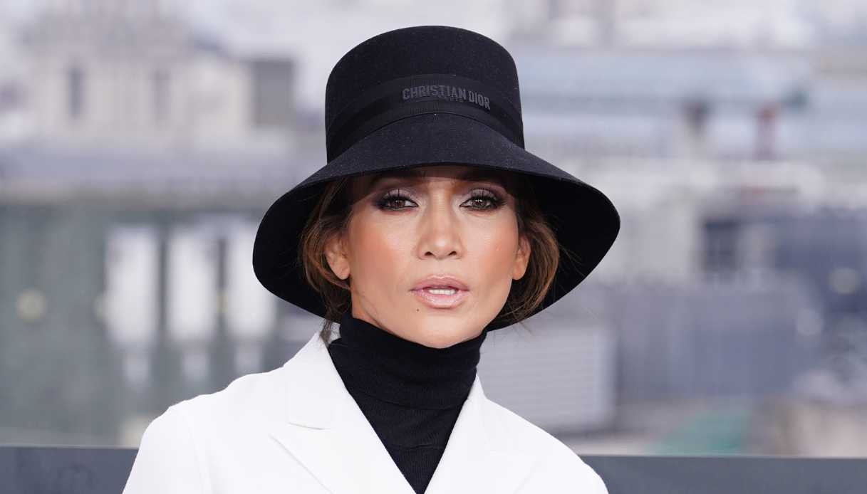 Jennifer Lopez sfila a Londra in un look black & white da urlo per il suo film Unstoppable