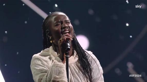 Mimì illumina il quarto live di X Factor con una straordinaria interpretazione di Lucio Dalla