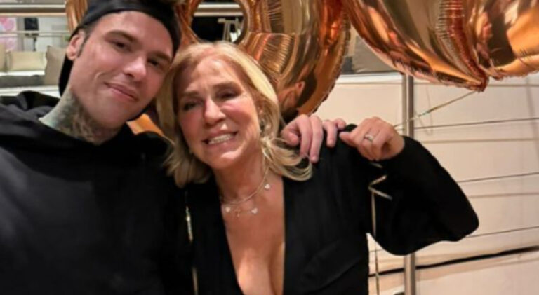 La mamma di Fedez, Annamaria Berrinzaghi, ha risposto a un utente social che le ha chiesto perché non avesse ancora parlato sul caso che vede coinvolto il figlio.