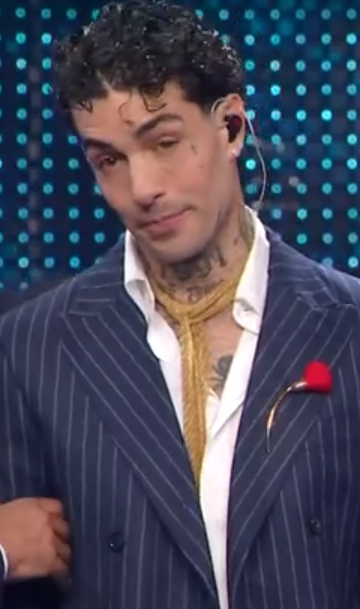 Tony Effe si esibisce a Sanremo 2025 senza collana mentre Noemi opta per un look inedito