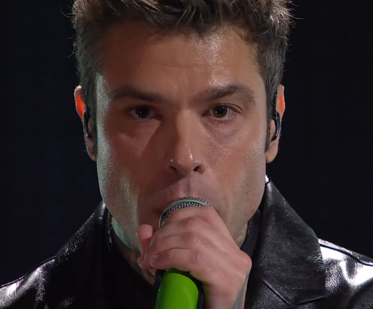 Sanremo 2025, Fedez e Marco Masini si esibiscono in duetto al palcoscenico con Bella Stronza