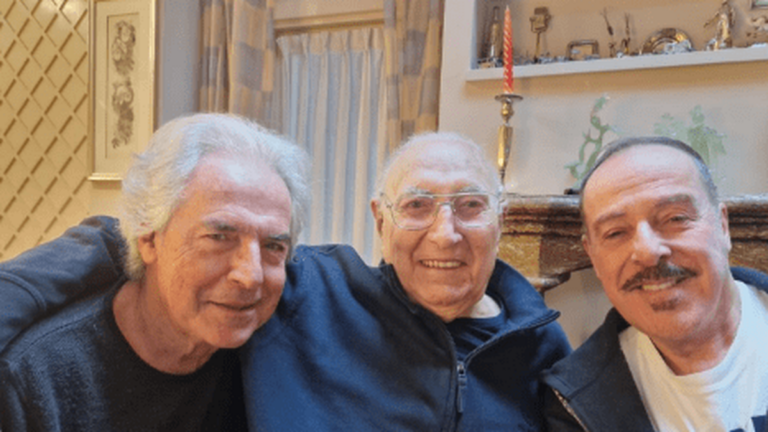 Pippo Baudo rassicurato dalla visita affettuosa di Tullio Solenghi e Massimo Lopez nella sua abitazione