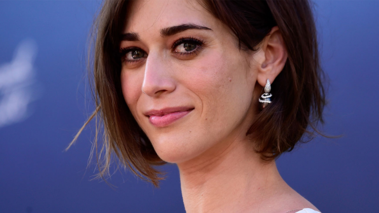 Lizzy Caplan e Channing Tatum ricordano il sogno del film Gambit nella screwball romantic comedy