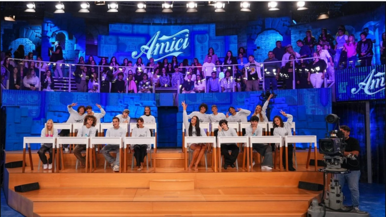 Amici 24 su Canale 5: anticipazioni e sfide per i giovani del Festival di Sanremo