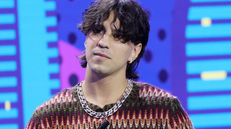 Sanremo 2025: chi è Tedua, il cantante amico di Bresh che si esibisce sul palco Suzuki Stage