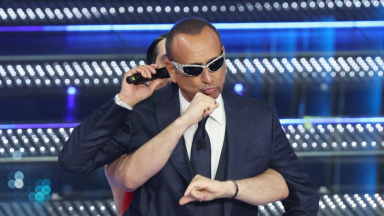 Carlo Conti ride a Sanremo 2025 dopo la gaffe sul palco di Mahmood durante la serata