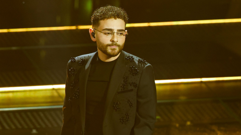 Sanremo 2025 Rocco Hunt dedica la sua esibizione alla mamma tra emozione e commozione in platea