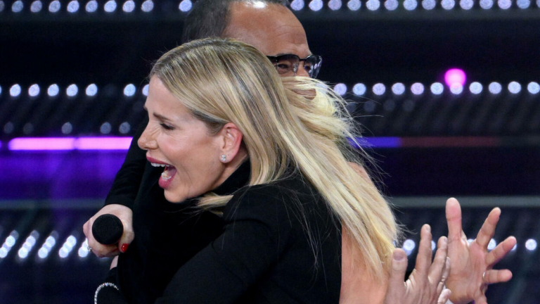 Alessia Marcuzzi a Sanremo 2025: “Quando sono felice devo avere un contatto fisico”