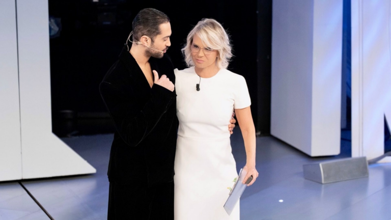 Maria De Filippi incanta in c’è posta per te con tubino Victoria Beckham minimalista da 1090 euro