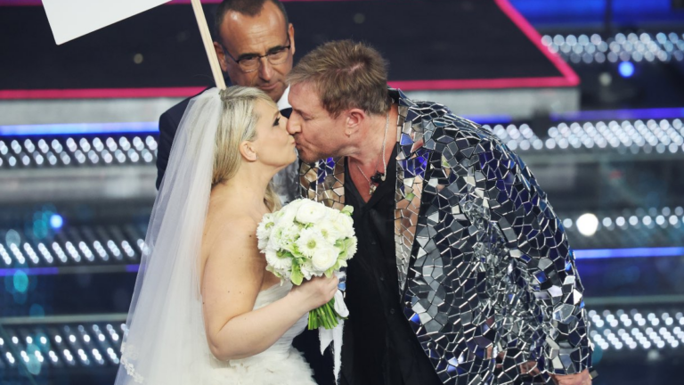 Sanremo 2025, Katia Follesa svela come è nata l'idea di sposare Simon Le Bon dei Duran Duran