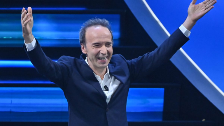 Sanremo 2025, durante la conferenza stampa della quarta serata il super ospite viene svelato