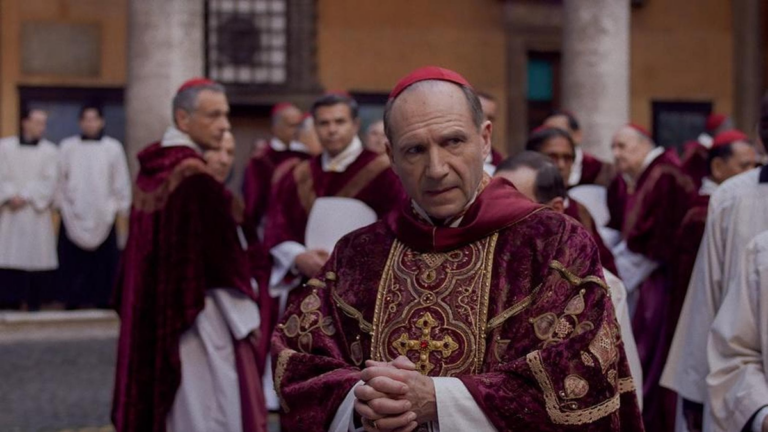 Il cast di Conclave, vincitore del premio ai SAG Awards, invia auguri a Papa Francesco con un messaggio di speranza