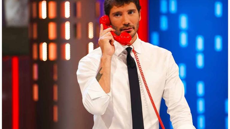 Affari tuoi 2025: imprevisti in studio con Stefano De Martino e la scelta coraggiosa di Angelo dalla Calabria