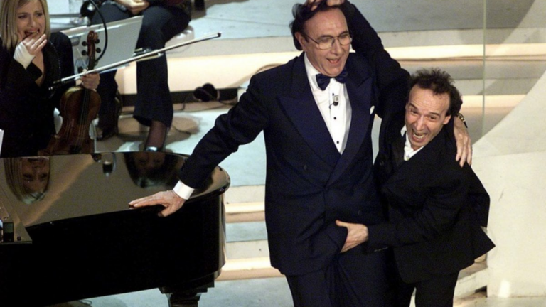 Roberto Benigni apre la quarta serata del Festival di Sanremo 2025 al fianco di Carlo Conti