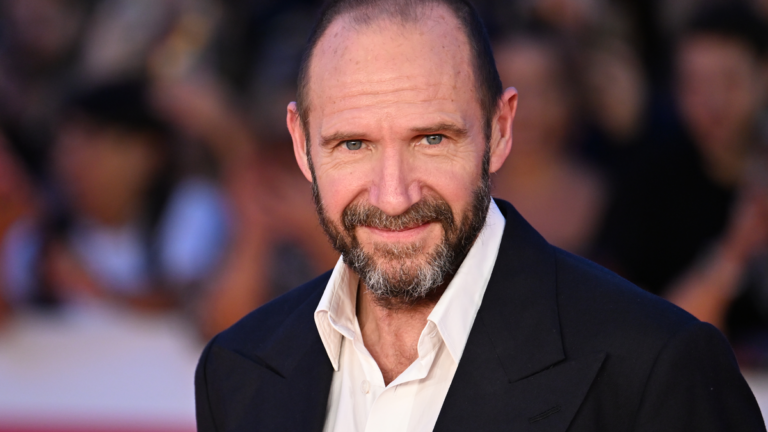 Ralph Fiennes e il dibattito sugli Oscar: errori di votazione e scelte discutibili dell’Academy