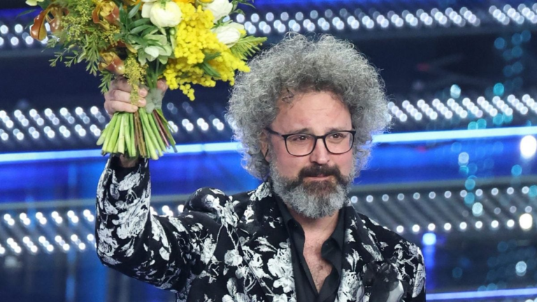 Simone Cristicchi emoziona a Domenica In raccontando la sua esperienza a Sanremo 2025