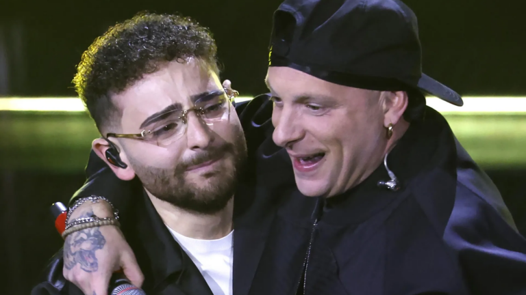 Rocco Hunt si commuove intensamente a Sanremo 2025 durante sentito omaggio a Pino Daniele