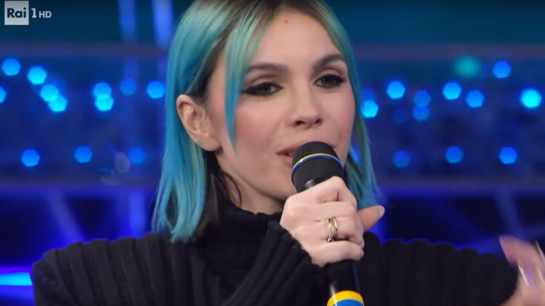 Rose Villain protesta contro il playback a Domenica In: canta con il microfono al contrario per lanciare un messaggio