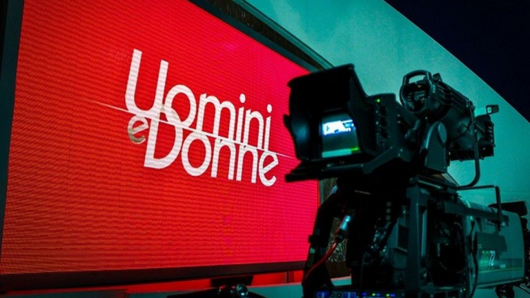 Registrazione di Uomini e Donne, tensioni tra Maria, Chiara e Riccardo in centro studio