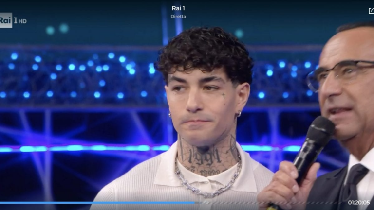 Tony Effe si esibisce a Sanremo 2025 con Damme 'na mano racconta il dolore che lo ha segnato