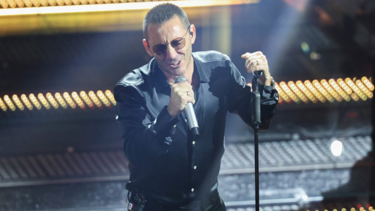 Kekko Silvestre torna sul palco al festival di Sanremo dopo caduta che lo aveva ferito