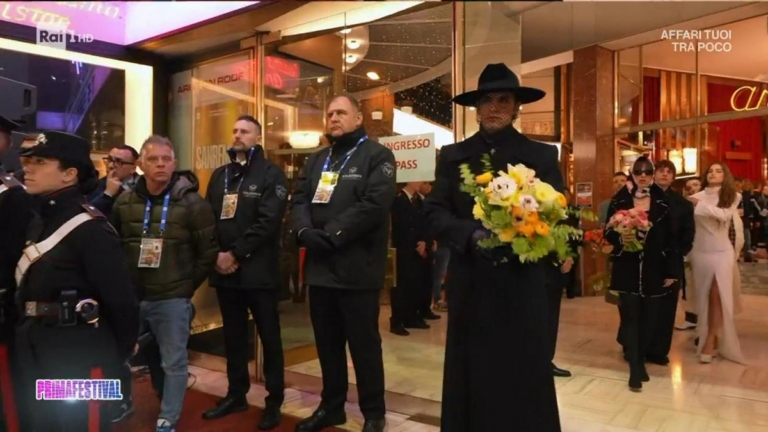 Achille Lauro a Sanremo con look eccentrico e richiami a Melania Trump, battute sul palco