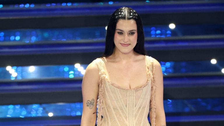 Gaia Gozzi esegue Chiamo io, Chiami tu a Sanremo 2025 con interpretazione precisa e misurata