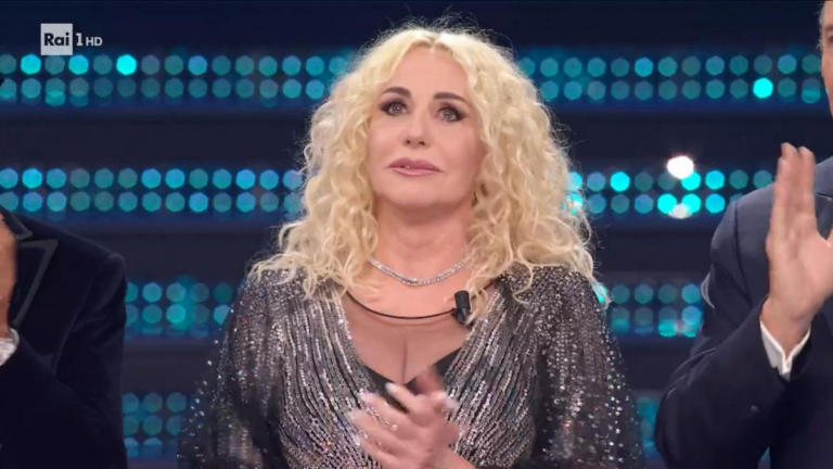 Antonella Clerici in lacrime sul palco dell'Ariston per tributo a Frizzi che la emoziona