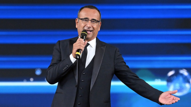 Sanremo 2025, Carlo Conti apre in diretta la prima puntata con commenti e ospiti in studio