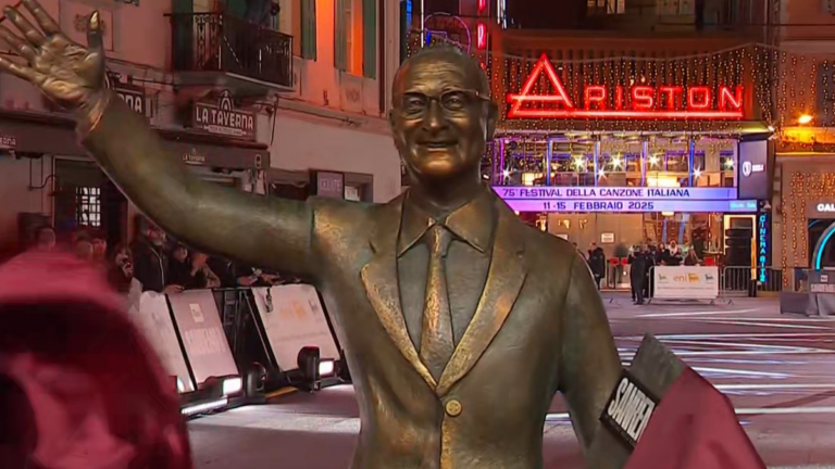 Sanremo 2025 un ballerino di Gaia rompe la statua di Carlo Conti durante il DopoFestival