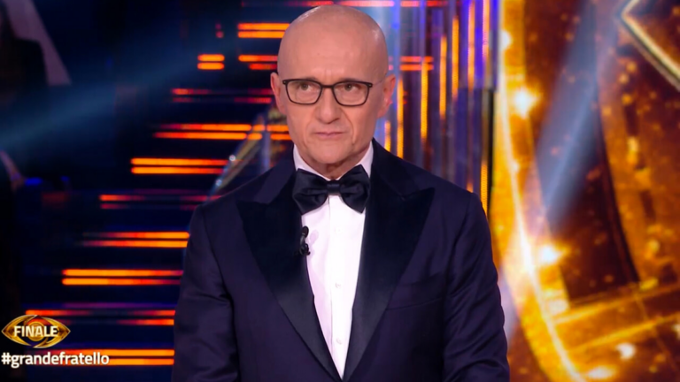 Alfonso Signorini spiega il posizionamento del GF e il rispetto per il Festival di Sanremo