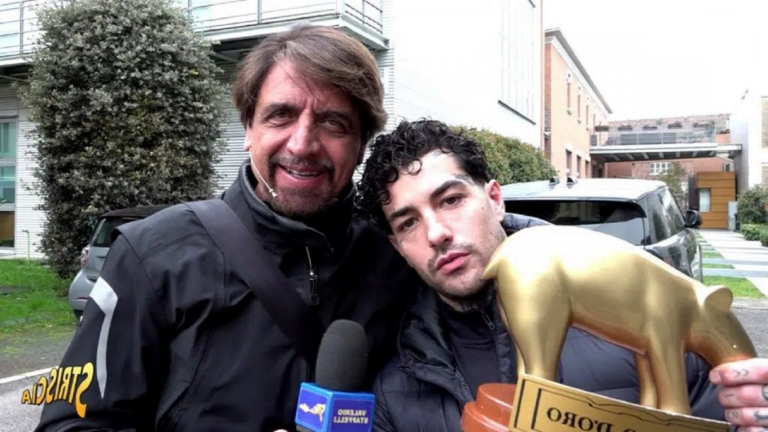 Tony Effe riceve la statuetta ironica a Striscia la Notizia e replica alle critiche di Valerio Scanu