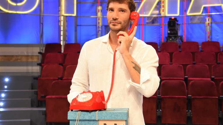 Stefano De Martino tra elogi e critiche: il sostegno di Carlo Conti e l'attacco di Aldo Grasso