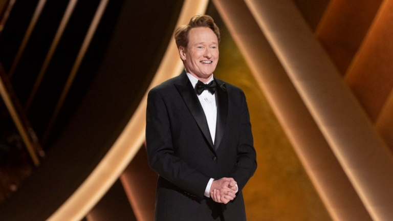 Conan O'Brien apre gli Oscar 2025 con un monologo sarcastico su Demi Moore e Karla Sofía Gascón