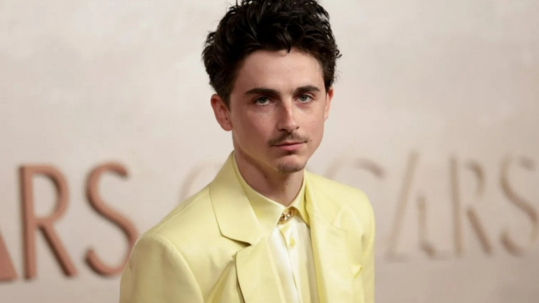 Timothée Chalamet rivoluziona il red carpet con outfit audace a tuxedo e jeans agli Oscar 2025