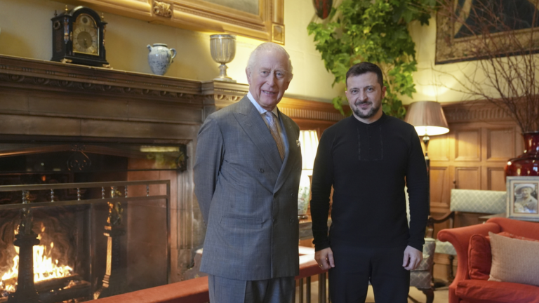 Re Carlo III accoglie Zelensky a Sandringham per un dialogo di pace internazionale