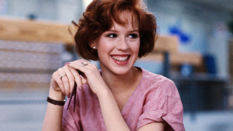 Molly Ringwald racconta il legame unico con John Hughes e il percorso da musa degli anni '80