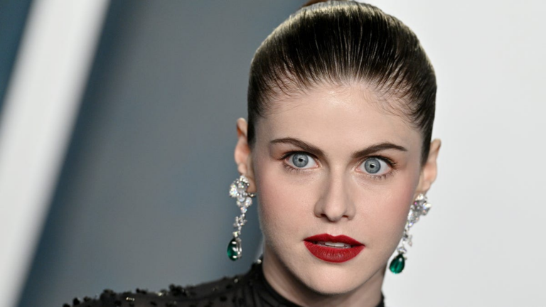 Alexandra Daddario a Elle risponde alle critiche spiegando la sua esperienza in The White Lotus