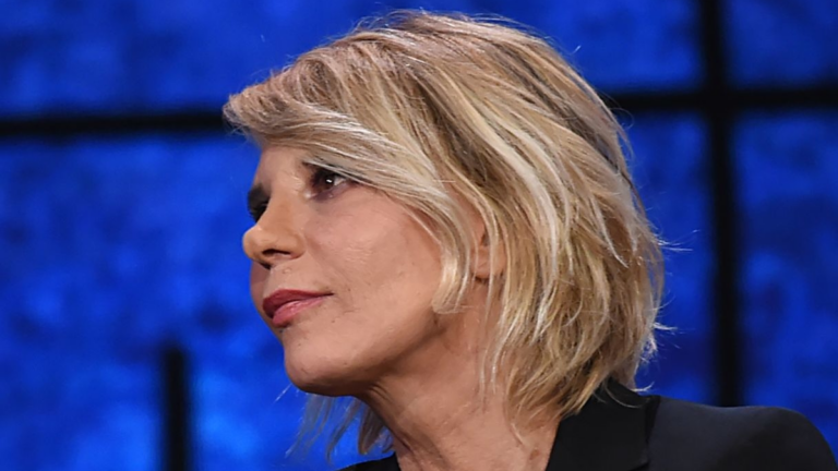 In onda su Canale 5 c’è posta per te: il pubblico premia Maria De Filippi come mediatrice familiare