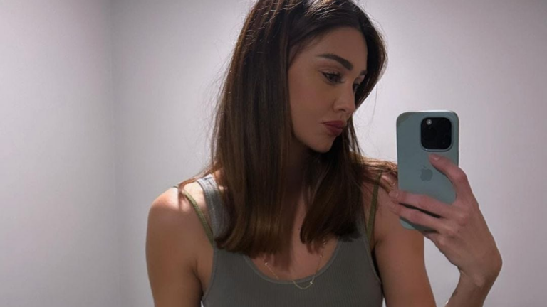 Belen Rodriguez e il selfie provocatorio in bagno: tra stile audace e polemiche sui social