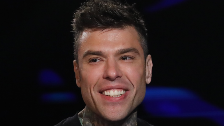 Fedez e la sconosciuta: indizi social ipotizzano una collaborazione con Clara