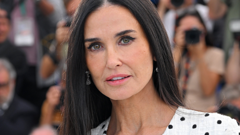 Demi Moore conquista Cannes: successo di critica per "The Substance" e messaggio di autoaccettazione